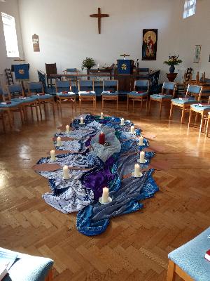 Boat centre-piece in Toft Methodist chapel